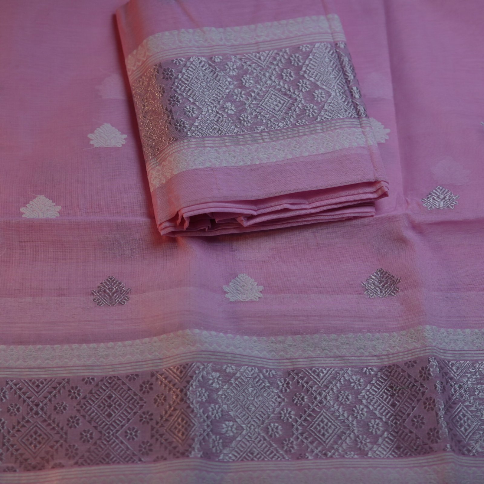 Handmade Nunee pat Sador Mekhela with unstitched Blouse piece - Image 3
